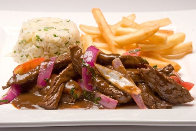 Lomo saltado, un plato t&iacute;pico peruano. Foto por WikiHes de Wikimedia.