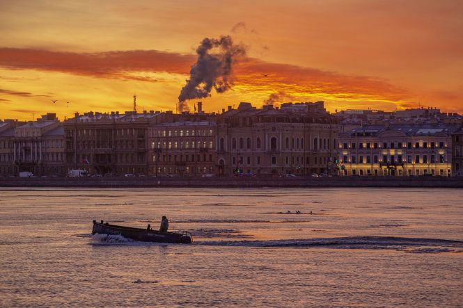 Санкт-Петербург, вечерний вид на Неву. Фото LuidmilaKot на pixabay.