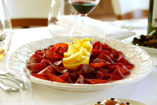 Antipasto with bresaola. Image by franzconde, licensed under CC BY-SA 2.0
