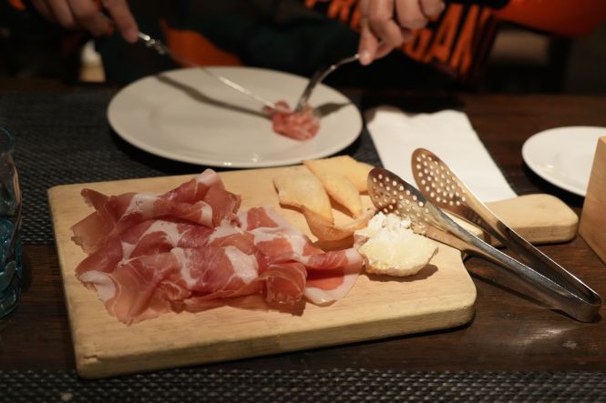 A culatello and goat cheese plate with chips. Image by Peachyeung316, licensed under CC BY-SA 4.0