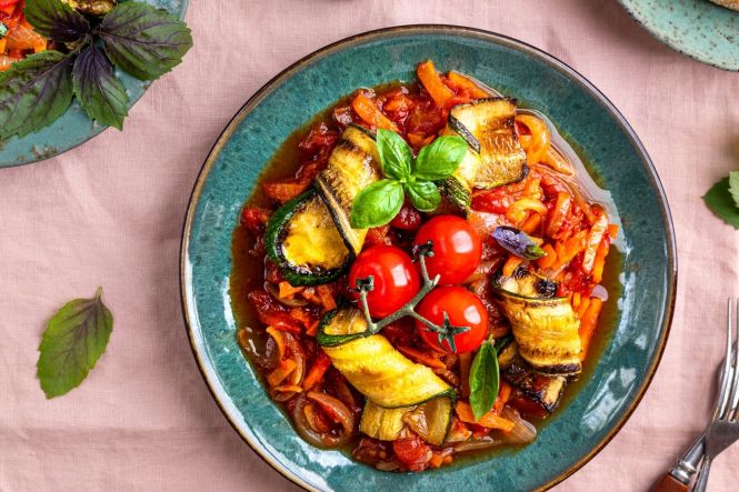 Mechouia salad, a traditional Tunisian dish. Image by user14908974, from Freepik