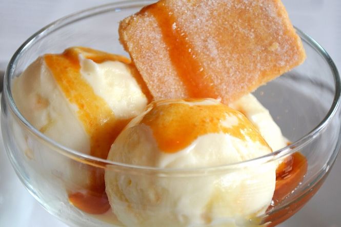 Honeycomb ice cream and hot toffee sauce. Photo by Ben Sutherland. License: CC BY 2.0