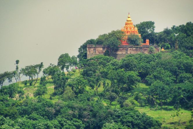 The ancient Parvati temple on the hill. Photo by Siddhesh Nampurkar, licensed under CC BY-SA 3.0