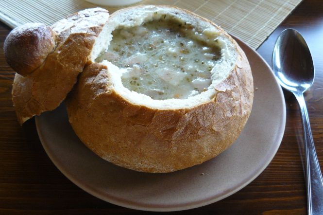 Sour soup in bread. Photo by MOs810. License: CC BY-SA 3.0