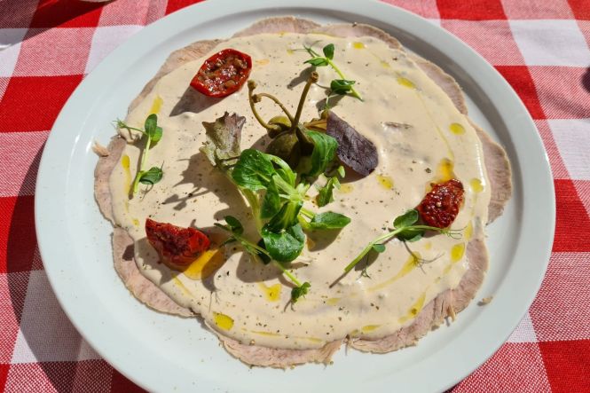 Vitello tonnato, Italian Piedmontese veal with sauce. Image by Benreis. Licence CC BY-SA 4.0. Cropped from original