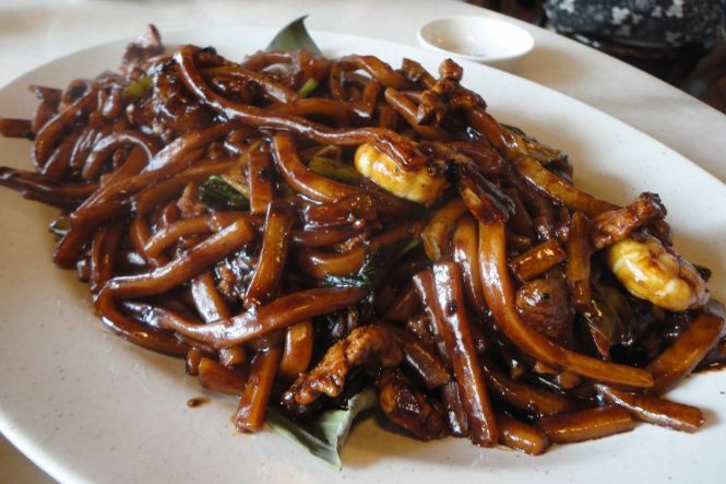 A plate of Kuala Lumpur-style hokkien mee. Photo by brown_colour - Flickr. Cropped from original. License: CC BY 2.0