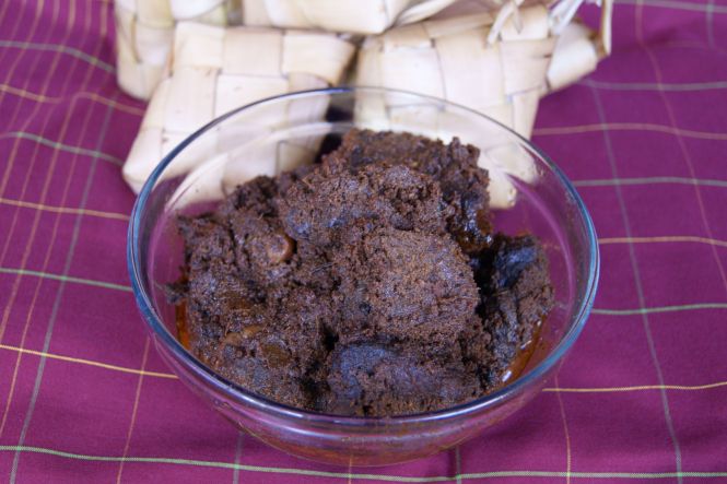Rendang daging sapi asli Padang. Photo by Midori. Cropped from original. License: CC BY 3.0
