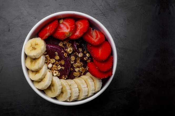 Açaí na tigela, prato tradicional brasileiro. Foto: wirestock, Freepik