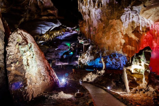 Пещера Прометея (Кумистави) отлично оборудована для приятных и безопасных прогулок. Фото Zysko serhii, лицензия CC BY-SA 4.0