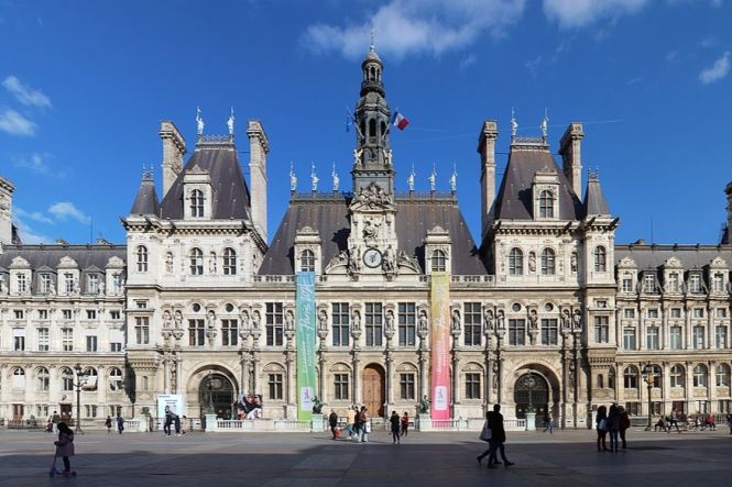 Façade principale de l'hôtel de ville de Paris. Photo par Chabe01. Cropped from original. Licence: CC BY-SA 4.0