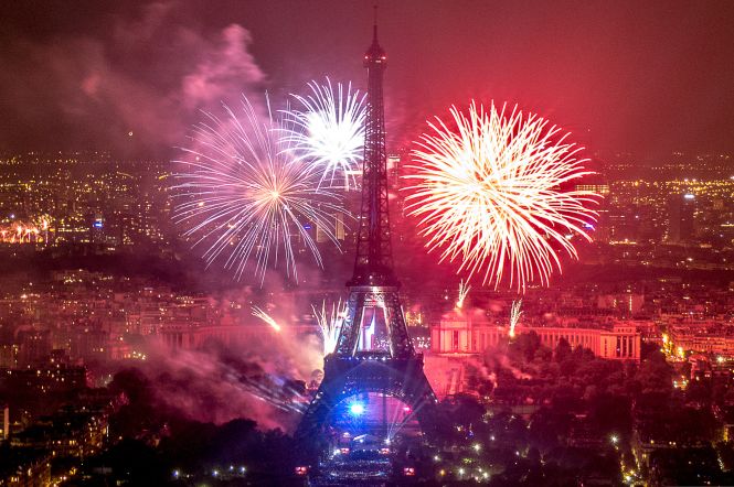Feu d'artifice sur la tour Eiffel vu de la tour Montparnasse, 14 juillet, 2013. Photo par Yann Caradec. Recadré. Licence: CC BY-SA 2.0