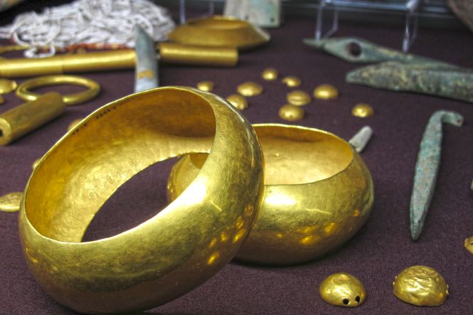 Discover the oldest Thracian jewelry at the Archaeological Museum. Photo by Gabriele Burchielli, licensed under CC BY 2.0