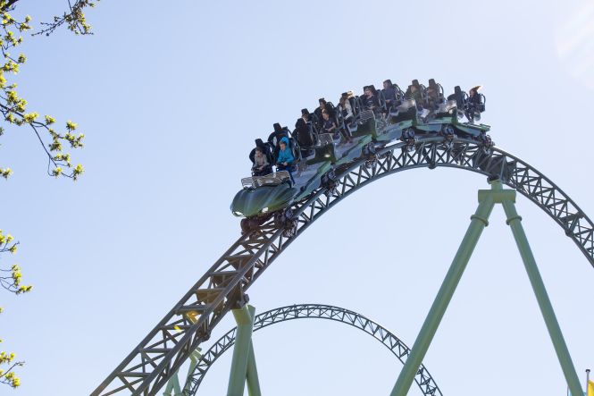 A montanha-russa Helix em Liseberg, na Suécia. Imagem: Albin Olsson. Licença: CC BY-SA 3.0. DEED