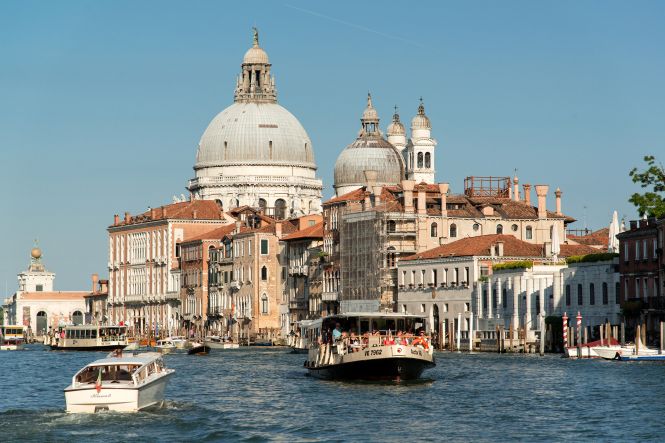 Un vaporetto et d'autres véhicules sur le Grand Canal, à Venise. Photo par Peter K Burian, licence : CC BY-SA 4.0