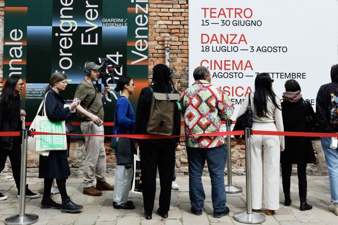 File d'attente pour les billets de la Biennale de Venise. Source : www.facebook.com/Labiennaledivenezia