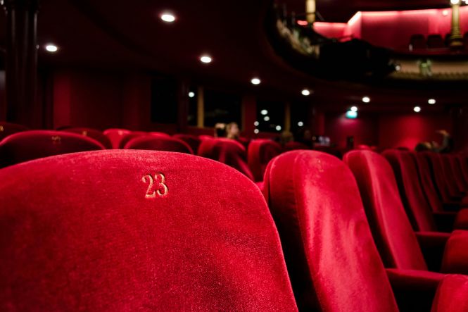 Il existe de nombreuses options pour assister au Festival du film de Venise, allant des billets standards aux passes VIP. Photo par Kilyan Sockalingum, unsplash.com