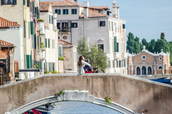 N'oubliez pas d'explorer la ville et de déguster une excellente cuisine entre les projections à Venise. Photo par Tj Holowaychuk, unsplash.com