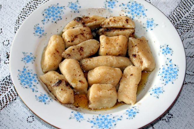 Pierogi leniwe, a Polish cuisine dish. Image by Przykuta. Licence CC BY-SA 3.0. Cropped from original