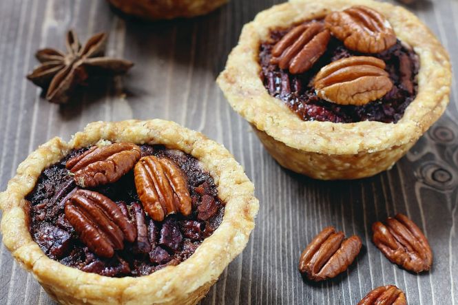 Butter tarts, a delicious Canadian desserts. Image by azerbaijan_stockers from Freepik