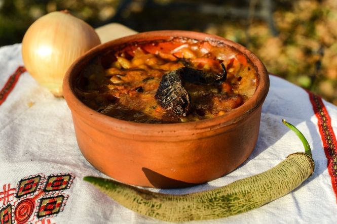 Tavče gravče, Macedonian bean stew to eat in Skopje. Image by Oliver Manev. Licence CC BY-SA 4.0. Cropped from original