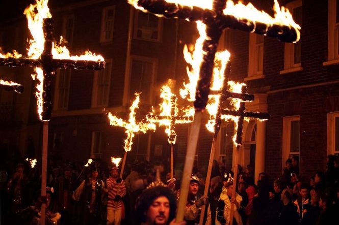  Lewes Bonfire, Martyrs Crosses. Photo by Andrew Dunn, cropped from original. License: CC BY-SA 2.0.