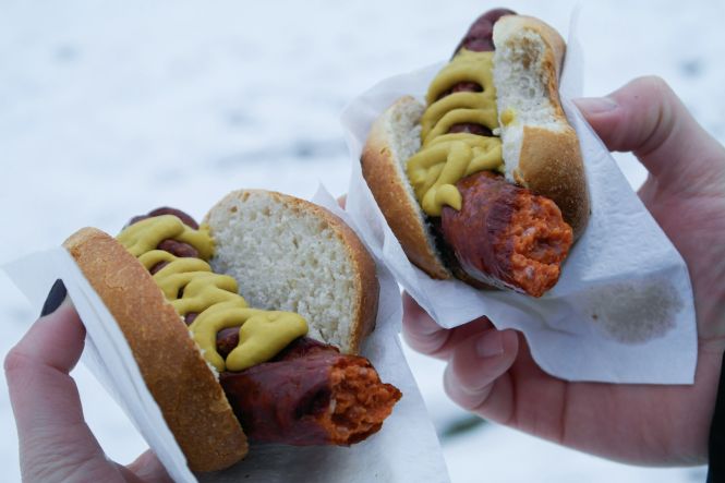 Bratwurst served at Feldmochinger See, Munich.. Photo by Beatrix-Andrea Balogh on Unsplash