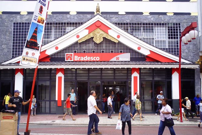 Banco Bradesco na Liberdade, S&atilde;o Paulo. Foto: Denis Rizzoli, licenciada sob CC BY-SA 3.0