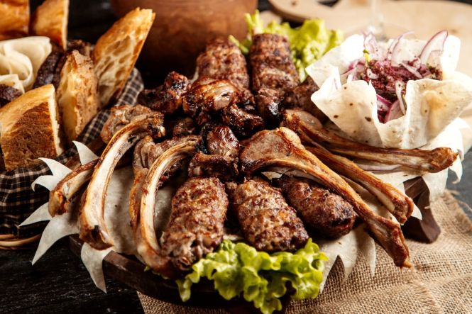 Asado, la tradici&oacute;n argentina de la parrilla. Imagen de KamranAydinov en Freepik