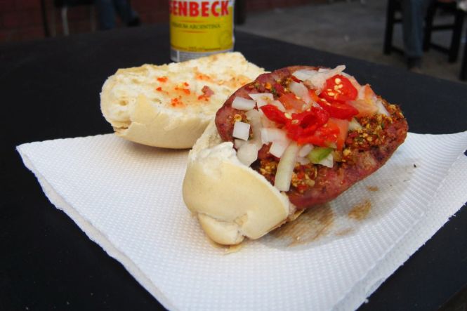 Chorip&aacute;n, el s&aacute;ndwich tradicional de Argentina. Imagen de fabulousfabs. Licencia CC BY 2.0. Recortada del original