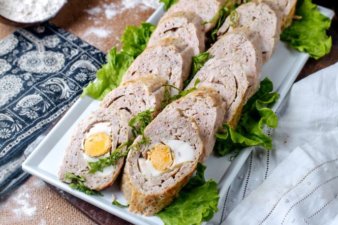 Matambre arrollado, un cl&aacute;sico de la cocina argentina. Imagen de KamranAdinov en Freepik