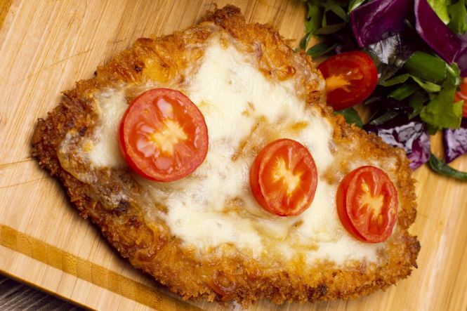 Milanesa alla Napoli, la cl&aacute;sica milanesa argentina. Imagen de azerbaijan_stockers en Freepik