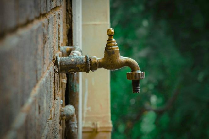 Water supply in Joburg is a bit like a game of chance! Photo by JJ Badenhorst on Unsplash