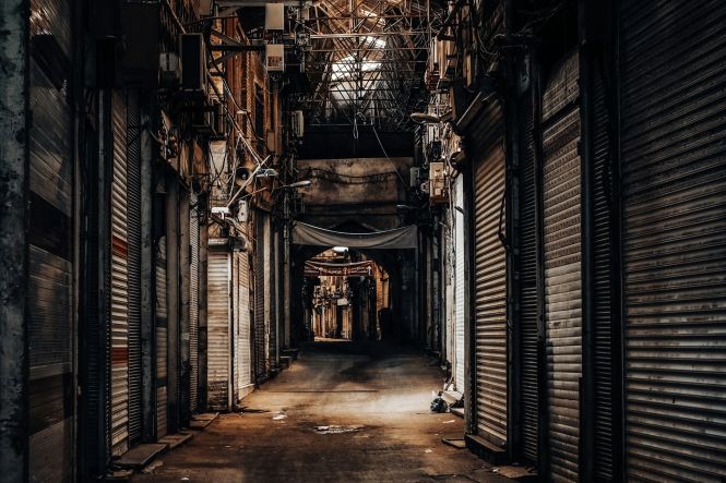 An unsafely looking street in Kolkata. Photo by omid armin on Unsplash