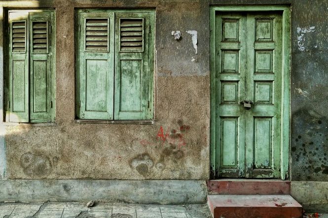 An old building in Kolkata. Photo by SOUVIK ROY on Unsplash 