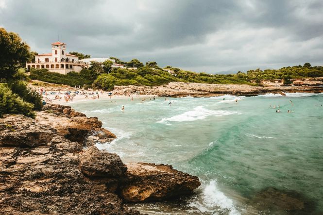 La playa de Alcudia. Foto de Karin Hiselius en Unsplash
