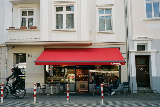 No shortage of great places to eat here. Photo by Tanya Prodaan on Unsplash