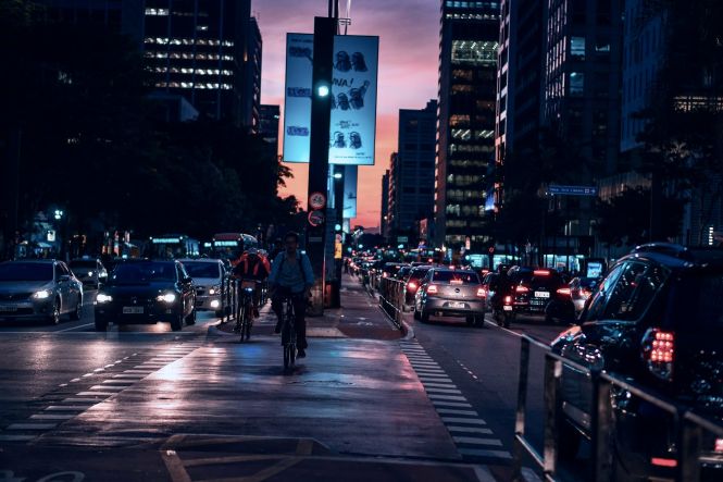 Trânsito à noite. Foto: Henrique Hanemann, Unsplash