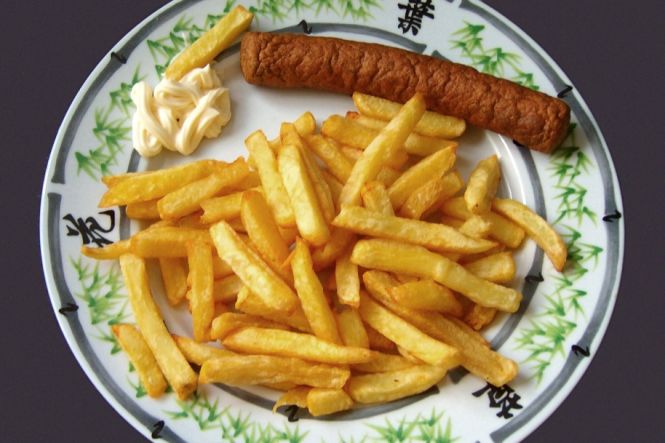 Pommes frites, mayonnaise et fricandelle, fast-food n&eacute;erlandais. Photo par Kliek, recadr&eacute;e. Licence : CC BY-SA 3.0