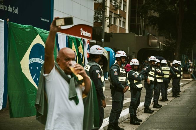 Grupo de policiais lado a lado. Foto: Darwin Boaventura, Unsplash