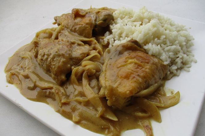 Poulet yassa. Photo by Arnaud 25, cropped from original. License: CC0