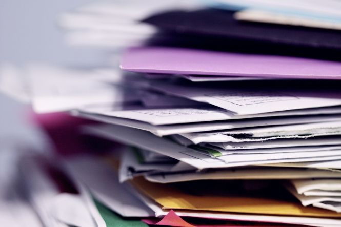 Uma pilha de documentos. Foto: Alexander Grey, Unsplash