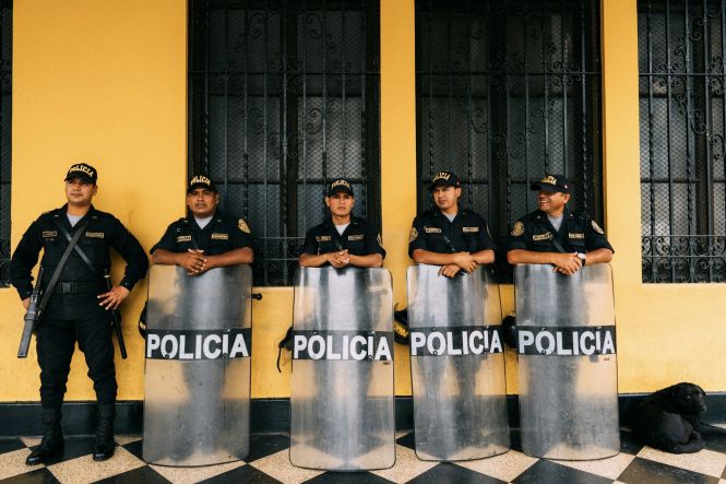 Um grupo de policiais. Foto: Zhanjiang Chen, Unsplash