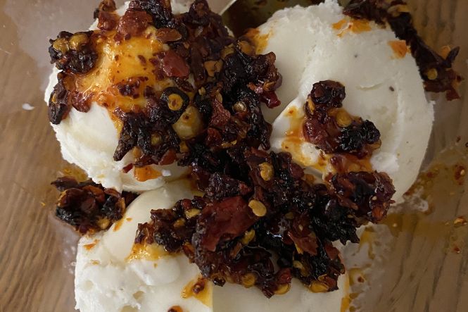 Chili crisp en helado de vainilla, &iquest;por qu&eacute; no? Foto de Valereee, CC BY 4.0