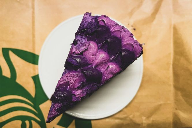 Pastel de ube, suave y morado. Foto de Efren Agan en Unsplash