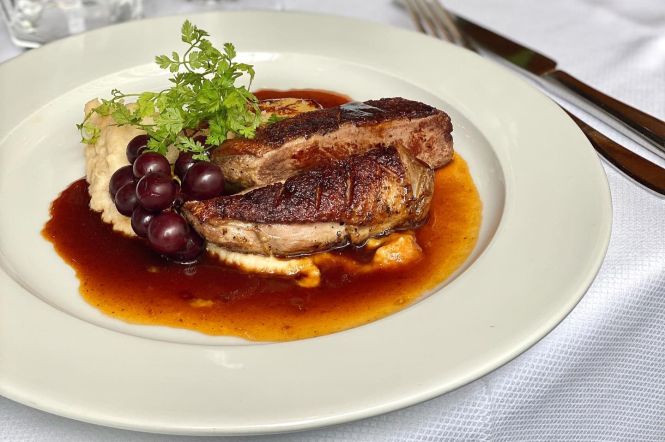 Canard de Vend&eacute;e servi avec du foie gras po&ecirc;l&eacute; &agrave; La Cigale. Source : https://www.facebook.com/lacigale.nantes/