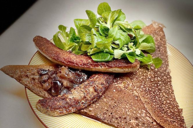 Galette &agrave; la saucisse au muscadet de Chez Mamie N&eacute;nette. Source : https://www.facebook.com/p/Chez-Mamie-N%C3%A9nette-100041937896660/