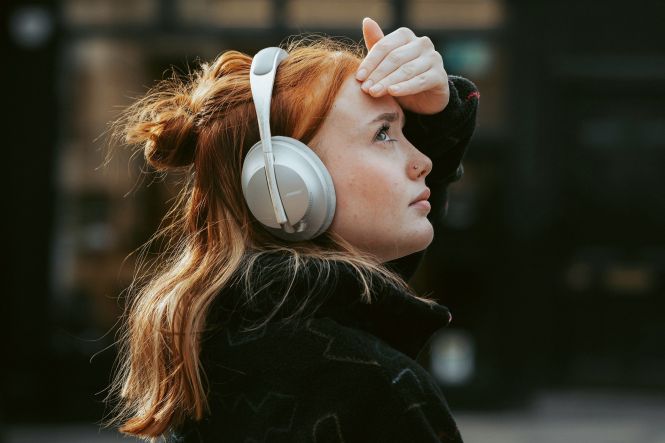 Auriculares puestos, mundo apagado: el silencio es oro. Foto de Georgi Kalaydzhiev en Unsplash