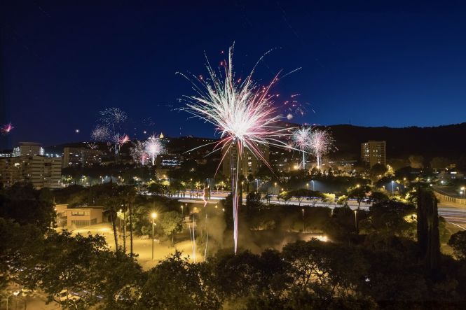 &iquest;La pasi&oacute;n de Espa&ntilde;a por los fuegos artificiales? Explosivamente rom&aacute;ntica. Foto de Jordi Vich Navarro en Unsplash