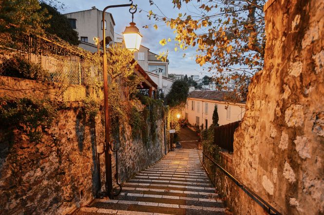 Le Suquet, the old quarter of Cannes. Photo by Jorge L&aacute;scar, licensed under CC BY 2.0