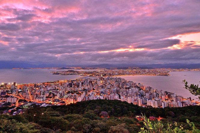 View from Morro da Cruz, overlooking the island, mainland, and the bridges between them. Photo by Oscar Fava, CC BY 3.0, via Wikimedia Commons